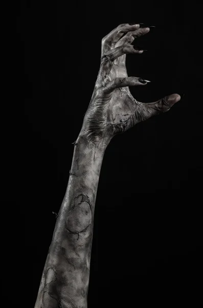 Mão negra da morte, os mortos-vivos, tema zumbi, tema do dia das bruxas, mãos zumbi, fundo preto, isolado, mão da morte, mãos múmias, as mãos do diabo, unhas pretas, monstro mãos — Fotografia de Stock