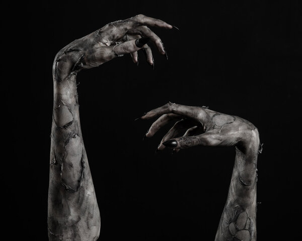 черная рука смерти, ходячие мертвецы, тема зомби, Хэллоуин тема, руки зомби, черный фон, изолированные, рука смерти, мумия руки, руки дьявола, черные ногти, руки монстра
