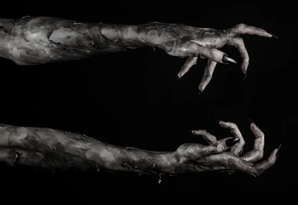 Mão negra da morte, os mortos-vivos, tema zumbi, tema do dia das bruxas, mãos zumbi, fundo preto, isolado, mão da morte, mãos múmias, as mãos do diabo, unhas pretas, monstro mãos — Fotografia de Stock