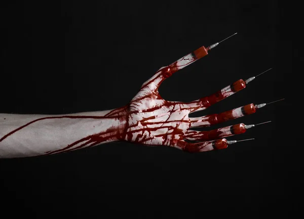 Blutige Hand mit Spritze an den Fingern, Zehen Spritzen, Handspritzen, schreckliche blutige Hand, Halloween-Thema, Zombie-Arzt, schwarzer Hintergrund, isoliert — Stockfoto