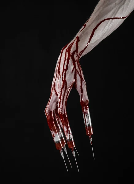 Blutige Hand mit Spritze an den Fingern, Zehen Spritzen, Handspritzen, schreckliche blutige Hand, Halloween-Thema, Zombie-Arzt, schwarzer Hintergrund, isoliert — Stockfoto