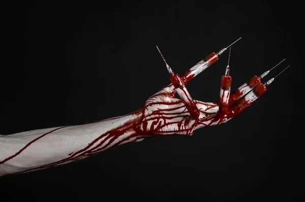 Bloody hand with syringe on the fingers, toes syringes, hand syringes, horrible bloody hand, halloween theme, zombie doctor, black background, isolated — Stock Photo, Image