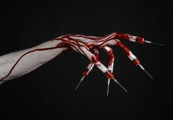 Bloody hand with syringe on the fingers, toes syringes, hand syringes, horrible bloody hand, halloween theme, zombie doctor, black background, isolated — Stock Photo, Image