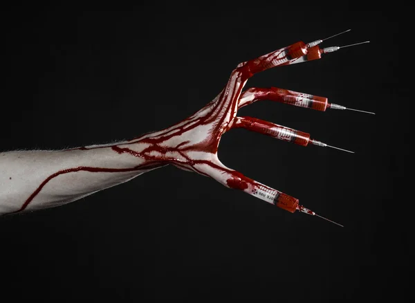 Bloody hand with syringe on the fingers, toes syringes, hand syringes, horrible bloody hand, halloween theme, zombie doctor, black background, isolated — Stock Photo, Image