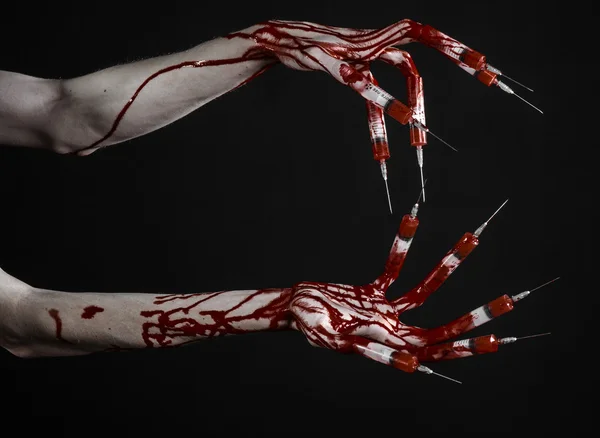 Bloody hand with syringe on the fingers, toes syringes, hand syringes, horrible bloody hand, halloween theme, zombie doctor, black background, isolated — Stock Photo, Image