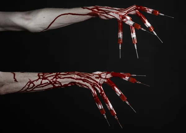 Bloody hand with syringe on the fingers, toes syringes, hand syringes, horrible bloody hand, halloween theme, zombie doctor, black background, isolated — Stock Photo, Image