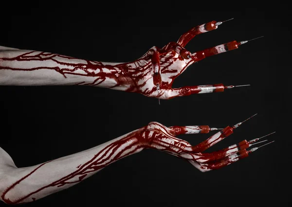 Blutige Hand mit Spritze an den Fingern, Zehen Spritzen, Handspritzen, schreckliche blutige Hand, Halloween-Thema, Zombie-Arzt, schwarzer Hintergrund, isoliert — Stockfoto