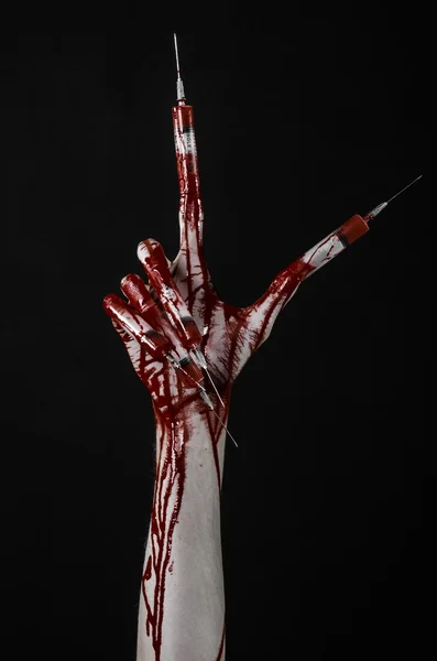 Bloody hand with syringe on the fingers, toes syringes, hand syringes, horrible bloody hand, halloween theme, zombie doctor, black background, isolated — Stock Photo, Image