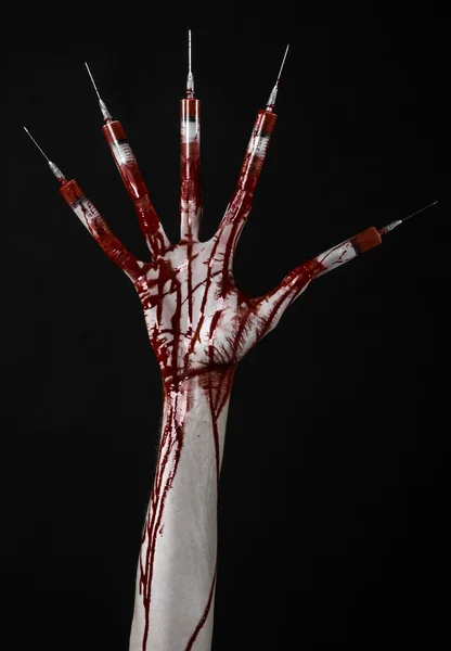 Véres kéz, az ujjak, lábujjak fecskendők, kézi fecskendő, borzalmas és véres kéz, halloween témát, zombi orvos, fekete háttér, elszigetelt fecskendővel — Stock Fotó