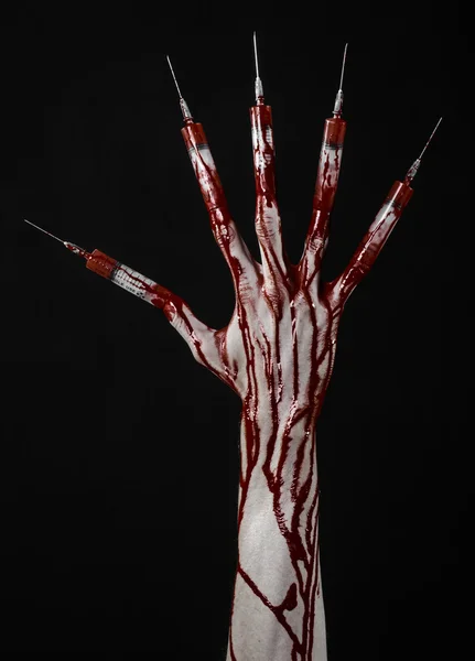 注射器上的手指，脚趾注射器，手注射器、 可怕的血腥手、 万圣节主题、 僵尸医生，黑色背景，孤立的血腥手 — 图库照片