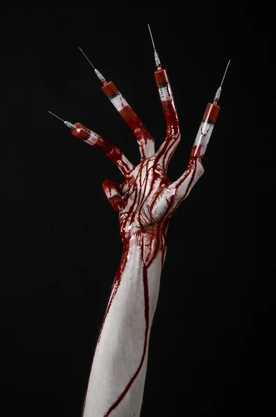 Mano insanguinata con siringa sulle dita, siringhe per dita dei piedi, siringhe a mano, orribile mano insanguinata, tema di Halloween, medico zombie, sfondo nero, isolato — Foto Stock