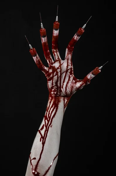 Bloody hand with syringe on the fingers, toes syringes, hand syringes, horrible bloody hand, halloween theme, zombie doctor, black background, isolated — Stock Photo, Image