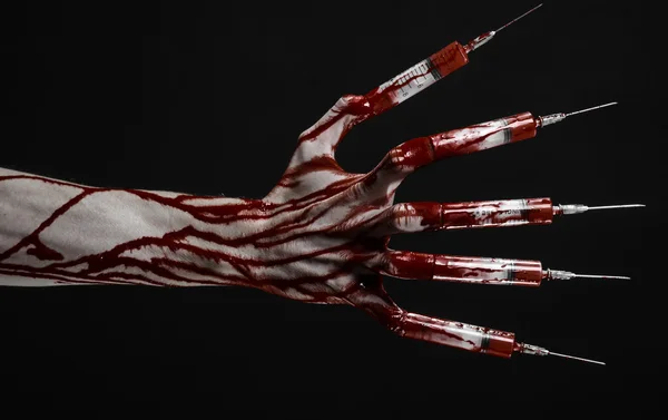 Bloody hand with syringe on the fingers, toes syringes, hand syringes, horrible bloody hand, halloween theme, zombie doctor, black background, isolated — Stock Photo, Image