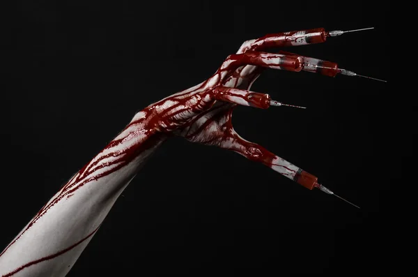 Bloody hand with syringe on the fingers, toes syringes, hand syringes, horrible bloody hand, halloween theme, zombie doctor, black background, isolated — Stock Photo, Image