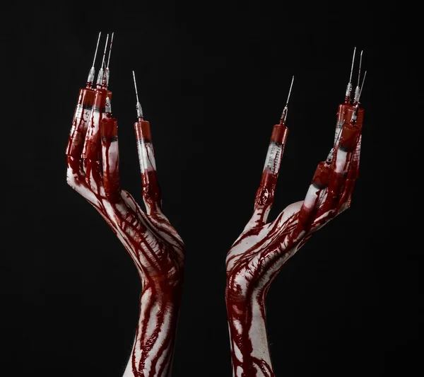 注射器上的手指，脚趾注射器，手注射器、 可怕的血腥手、 万圣节主题、 僵尸医生，黑色背景，孤立的血腥手 — 图库照片