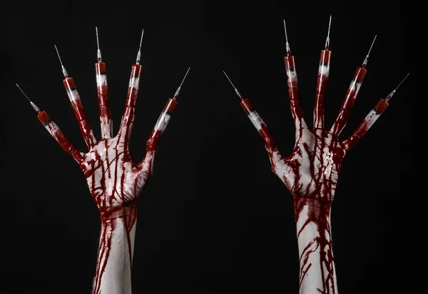 Blutige Hand mit Spritze an den Fingern, Zehen Spritzen, Handspritzen, schreckliche blutige Hand, Halloween-Thema, Zombie-Arzt, schwarzer Hintergrund, isoliert — Stockfoto