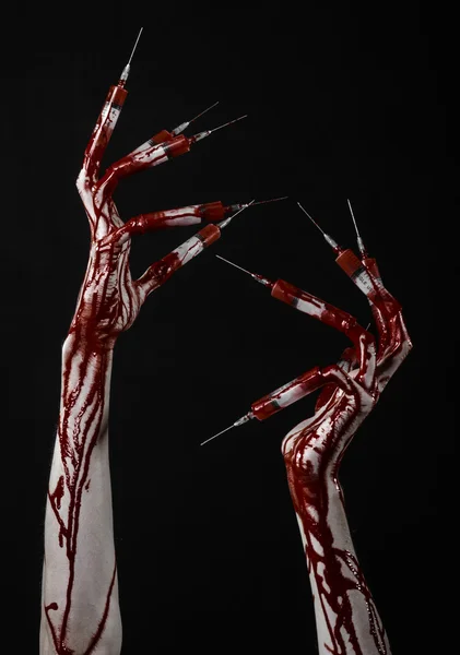 Mâna sângeroasă cu seringă pe degete, seringi de la picioare, seringi de mână, mână sângeroasă oribilă, temă de Halloween, doctor zombie, fundal negru, izolat — Fotografie, imagine de stoc
