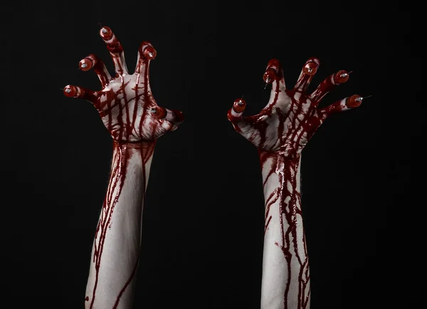 Mano insanguinata con siringa sulle dita, siringhe per dita dei piedi, siringhe a mano, orribile mano insanguinata, tema di Halloween, medico zombie, sfondo nero, isolato — Foto Stock