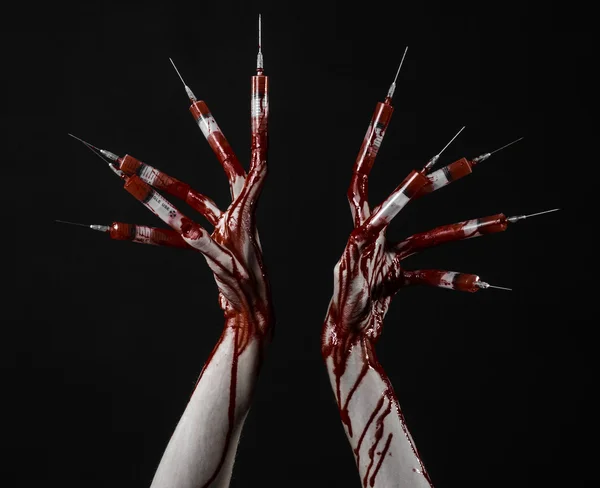 Bloody hand with syringe on the fingers, toes syringes, hand syringes, horrible bloody hand, halloween theme, zombie doctor, black background, isolated — Stock Photo, Image