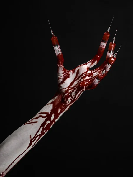 Bloedige hand met spuit op de vingers, tenen spuiten, hand spuiten, verschrikkelijk bloedige hand, halloween thema, zombie arts, zwarte achtergrond, geïsoleerd — Stockfoto