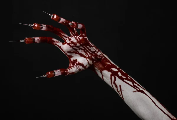 Blutige Hand mit Spritze an den Fingern, Zehen Spritzen, Handspritzen, schreckliche blutige Hand, Halloween-Thema, Zombie-Arzt, schwarzer Hintergrund, isoliert — Stockfoto