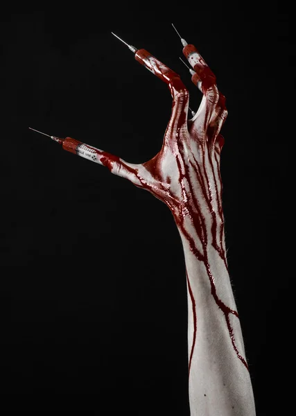 Bloedige hand met spuit op de vingers, tenen spuiten, hand spuiten, verschrikkelijk bloedige hand, halloween thema, zombie arts, zwarte achtergrond, geïsoleerd — Stockfoto