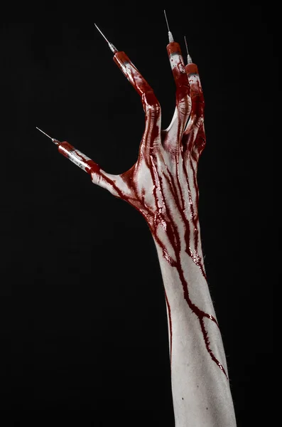 Bloedige hand met spuit op de vingers, tenen spuiten, hand spuiten, verschrikkelijk bloedige hand, halloween thema, zombie arts, zwarte achtergrond, geïsoleerd — Stockfoto