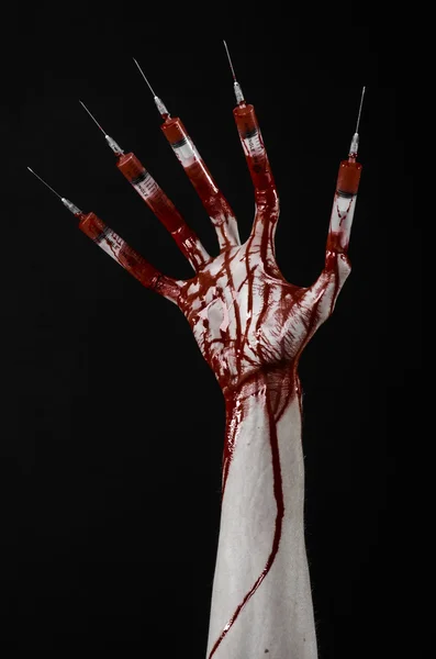 Bloody hand with syringe on the fingers, toes syringes, hand syringes, horrible bloody hand, halloween theme, zombie doctor, black background, isolated — Stock Photo, Image