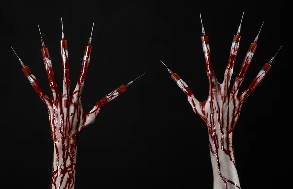 Bloedige hand met spuit op de vingers, tenen spuiten, hand spuiten, verschrikkelijk bloedige hand, halloween thema, zombie arts, zwarte achtergrond, geïsoleerd — Stockfoto