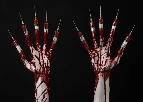 Bloedige hand met spuit op de vingers, tenen spuiten, hand spuiten, verschrikkelijk bloedige hand, halloween thema, zombie arts, zwarte achtergrond, geïsoleerd — Stockfoto