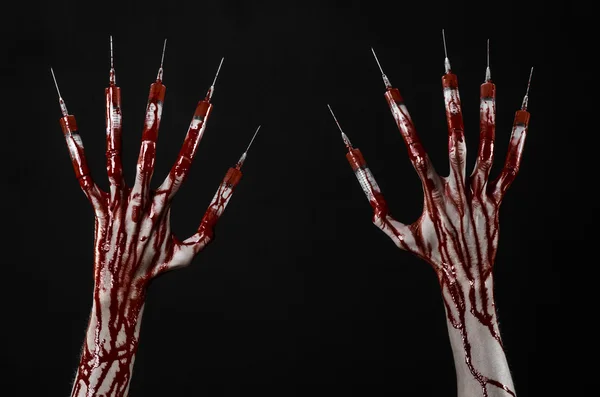 Blutige Hand mit Spritze an den Fingern, Zehen Spritzen, Handspritzen, schreckliche blutige Hand, Halloween-Thema, Zombie-Arzt, schwarzer Hintergrund, isoliert — Stockfoto