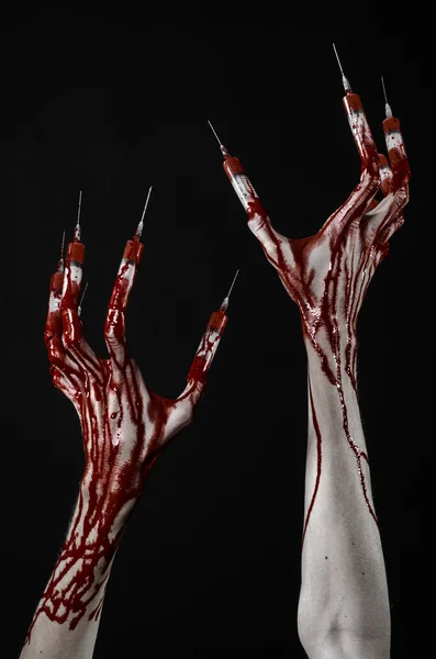 Krwawa ręka ze strzykawki na palce, palce strzykawki, ręka strzykawki, straszne krwawa ręka, halloween tematu, zombie lekarz, czarne tło, na białym tle — Zdjęcie stockowe