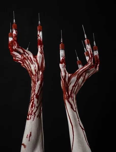 Blutige Hand mit Spritze an den Fingern, Zehen Spritzen, Handspritzen, schreckliche blutige Hand, Halloween-Thema, Zombie-Arzt, schwarzer Hintergrund, isoliert — Stockfoto