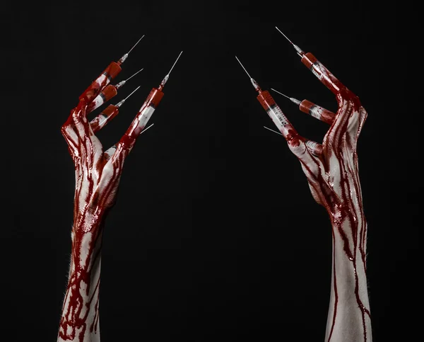 Blutige Hand mit Spritze an den Fingern, Zehen Spritzen, Handspritzen, schreckliche blutige Hand, Halloween-Thema, Zombie-Arzt, schwarzer Hintergrund, isoliert — Stockfoto