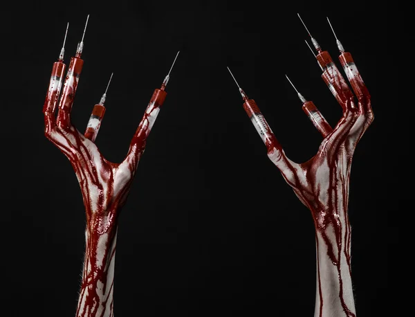 Кровавая рука со шприцем на пальцах, шприцы на пальцах ног, ручные шприцы, ужасная кровавая рука, тема Хэллоуина, доктор-зомби, черный фон, изолированный — стоковое фото