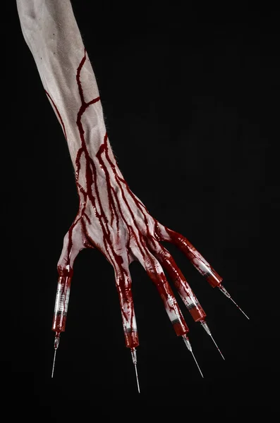 Bloody hand with syringe on the fingers, toes syringes, hand syringes, horrible bloody hand, halloween theme, zombie doctor, black background, isolated — Stock Photo, Image