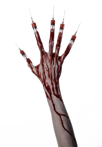 Mano insanguinata con siringa sulle dita, siringhe per dita dei piedi, siringhe a mano, orribile mano insanguinata, tema di Halloween, medico zombie, sfondo bianco, isolato — Foto Stock