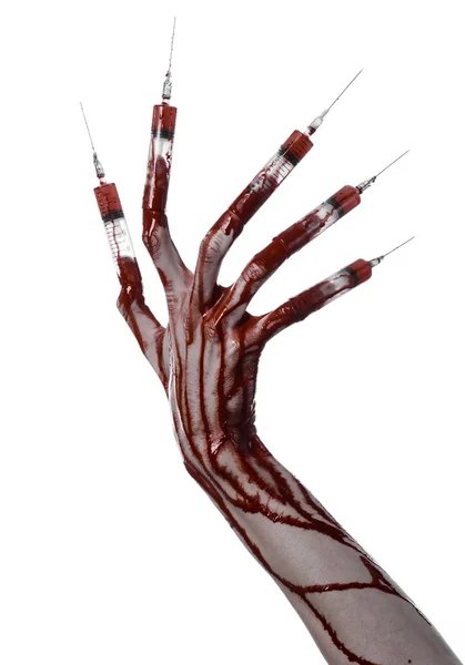 Krvavá ruka s injekční stříkačkou na prsty, prsty stříkačky, ruční stříkačky, hrozné krvavé ruce, halloween téma, zombie lékaře, bílé pozadí, izolované — Stock fotografie