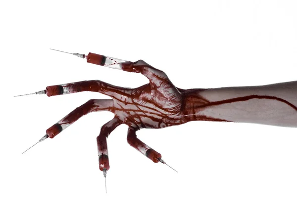 Кровавая рука со шприцем на пальцах, шприцы на пальцах ног, ручные шприцы, ужасная кровавая рука, тема Хэллоуина, доктор-зомби, белый фон, изолированный — стоковое фото