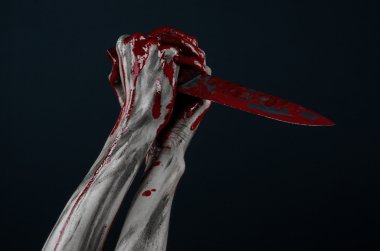 Kanlı Halloween Tema: Studio siyah arka plan üzerine izole büyük kanlı bıçak tutuyordu zombi katili.