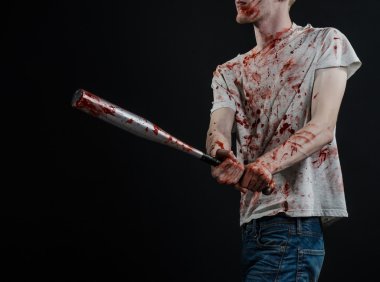 Kanlı Konu: kanlı bir yarasa siyah bir arka plan üzerinde tutarak Kanlı tişört giyen