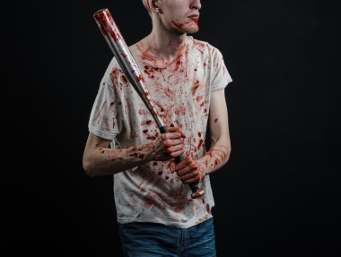 Kanlı Konu: kanlı bir yarasa siyah bir arka plan üzerinde tutarak Kanlı tişört giyen