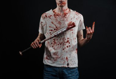 Kanlı Konu: kanlı bir yarasa siyah bir arka plan üzerinde tutarak Kanlı tişört giyen