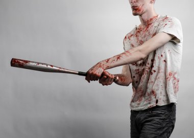 Kanlı Konu: kanlı bir yarasa beyaz bir arka plan üzerinde tutarak Kanlı tişört giyen