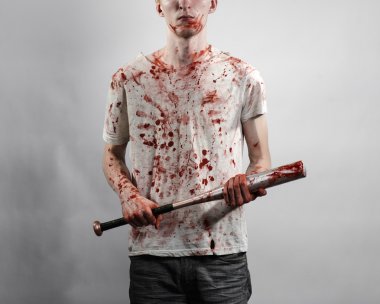 Kanlı Konu: kanlı bir yarasa beyaz bir arka plan üzerinde tutarak Kanlı tişört giyen