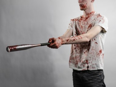 Kanlı Konu: kanlı bir yarasa beyaz bir arka plan üzerinde tutarak Kanlı tişört giyen