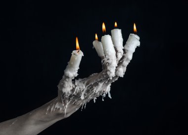 Halloween Tema: eldeki bir mum giymiş ve siyah üzerine erimiş mum damlayan arka plan izole