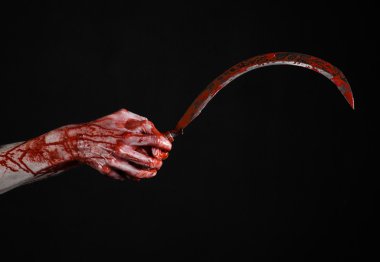 kanlı bir Orak tutan el, orak kanlı, kanlı tırpan, kanlı Tema, halloween Tema, siyah arka plan, izole, katil, psikopat, eşkıya, kanlı bir bıçak, kanlı eller zombi, acımasızı