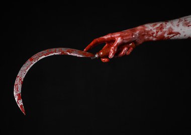 kanlı bir Orak tutan el, orak kanlı, kanlı tırpan, kanlı Tema, halloween Tema, siyah arka plan, izole, katil, psikopat, eşkıya, kanlı bir bıçak, kanlı eller zombi, acımasızı
