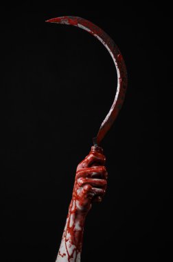 kanlı bir Orak tutan el, orak kanlı, kanlı tırpan, kanlı Tema, halloween Tema, siyah arka plan, izole, katil, psikopat, eşkıya, kanlı bir bıçak, kanlı eller zombi, acımasızı